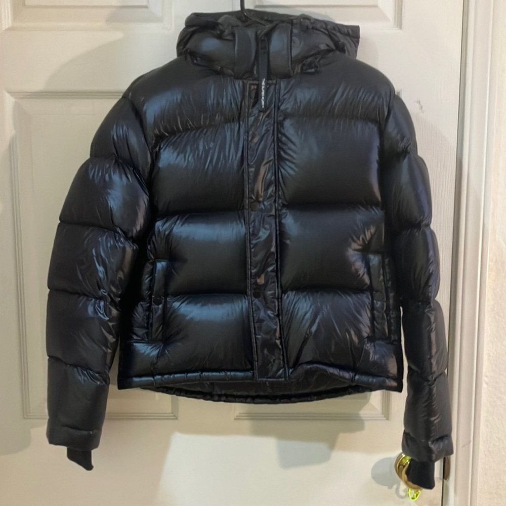 Gently Used Aritzia Super Puff Shorty Sz S